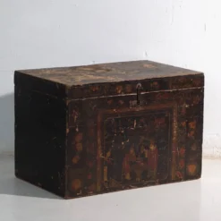 Coffre ancien peint en bois de pin – Chine, vers 1900