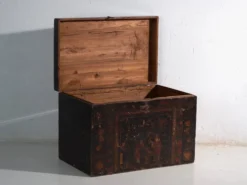 Coffre ancien peint en bois de pin – Chine, vers 1900