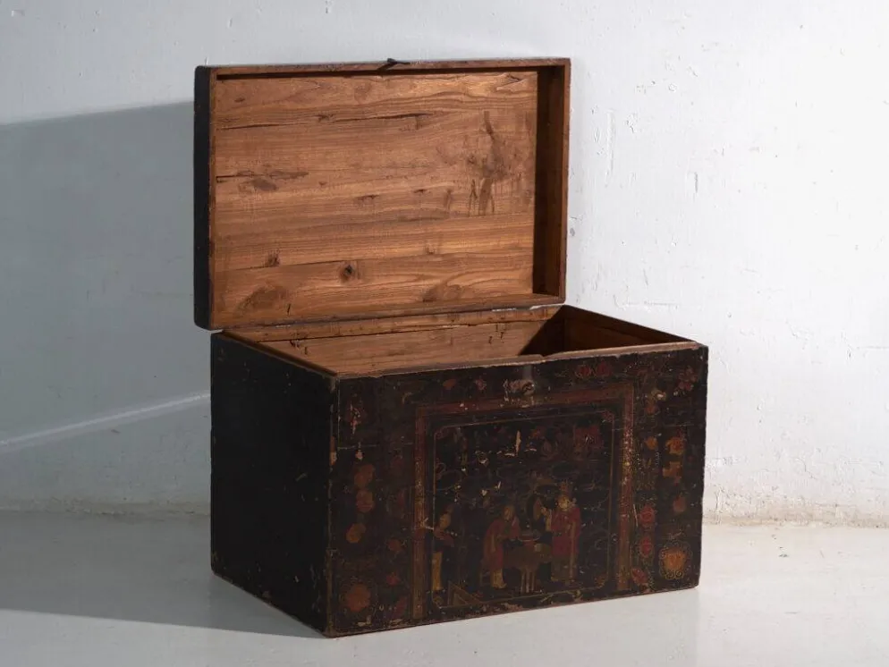 Coffre ancien peint en bois de pin – Chine, vers 1900