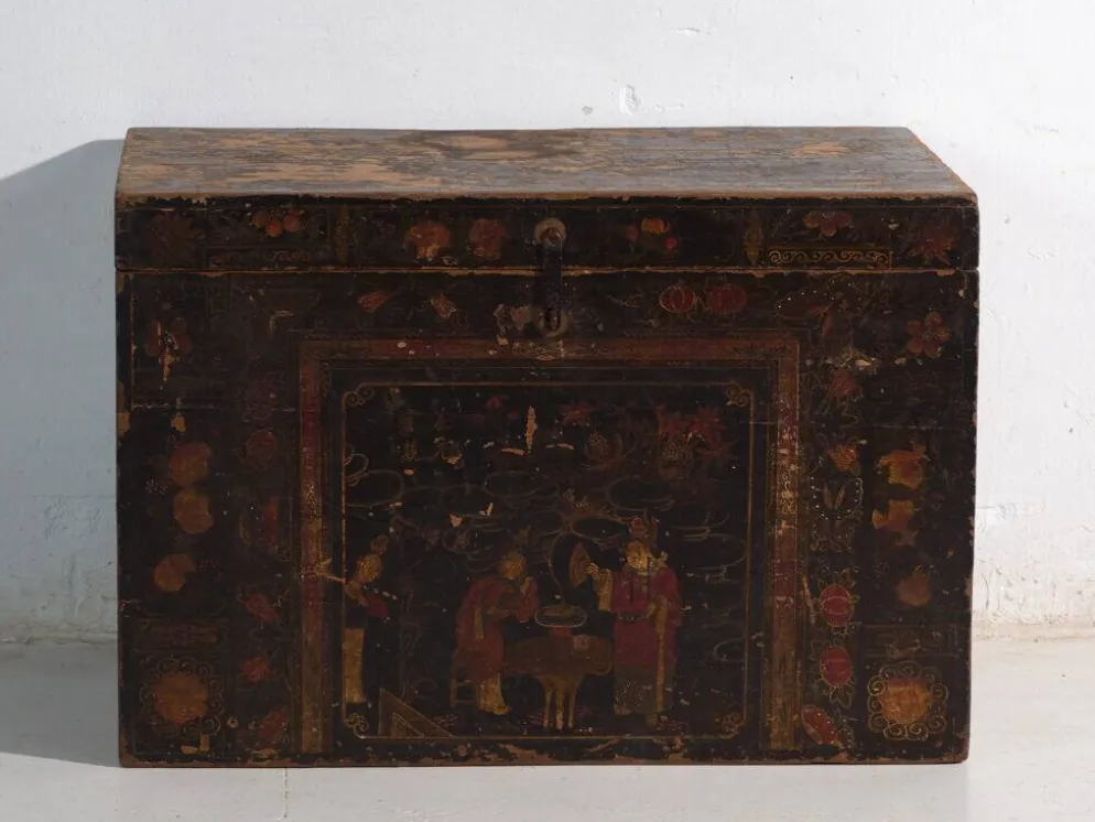 Coffre ancien peint en bois de pin – Chine, vers 1900