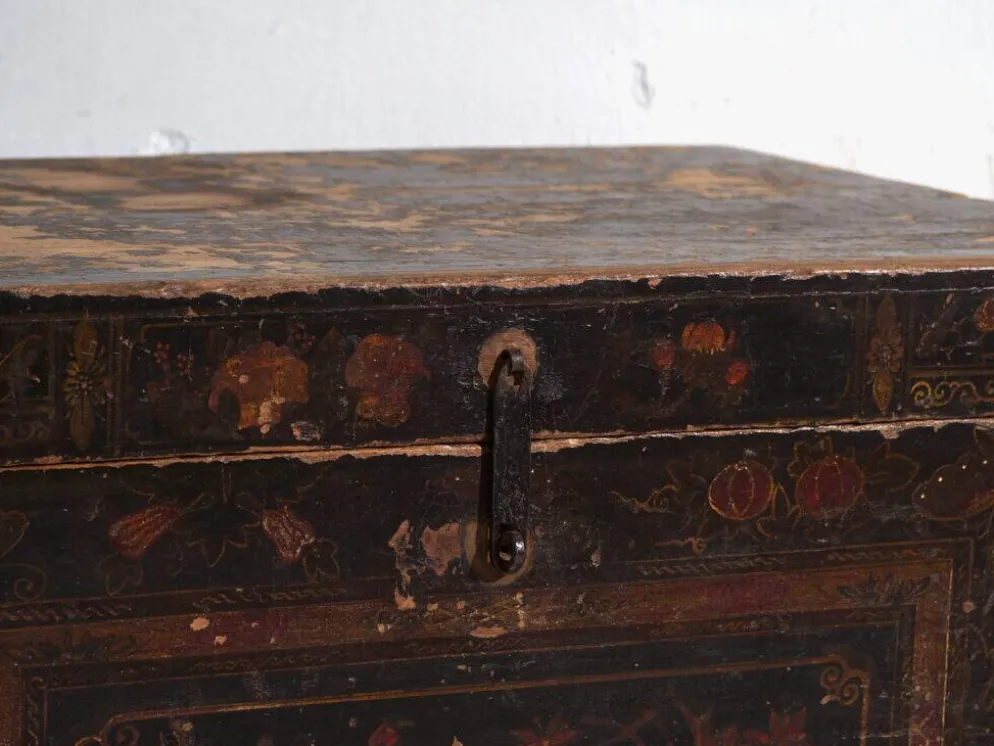 Coffre ancien peint en bois de pin – Chine, vers 1900