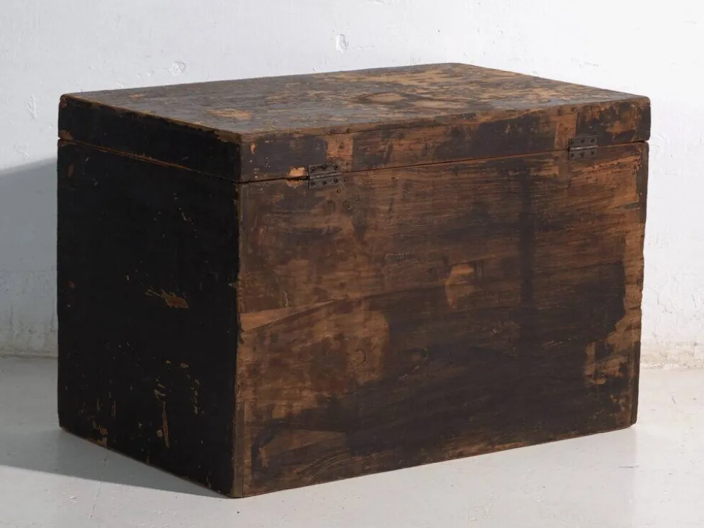Coffre ancien peint en bois de pin – Chine, vers 1900