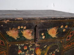 Coffre ancien peint en bois de pin – Chine, vers 1900