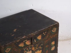 Coffre ancien peint en bois de pin – Chine, vers 1900