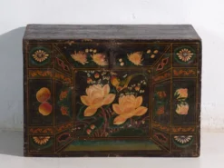 Coffre ancien peint en bois de pin – Chine, vers 1900