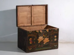 Coffre ancien peint en bois de pin – Chine, vers 1900