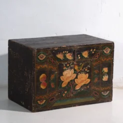 Coffre ancien peint en bois de pin – Chine, vers 1900