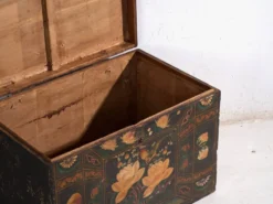 Coffre ancien peint en bois de pin – Chine, vers 1900