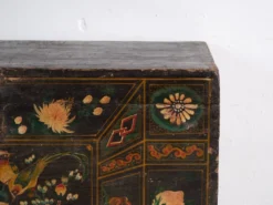 Coffre ancien peint en bois de pin – Chine, vers 1900