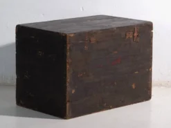Coffre ancien peint en bois de pin – Chine, vers 1900