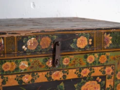 Coffre ancien peint en bois de pin – Chine, vers 1900
