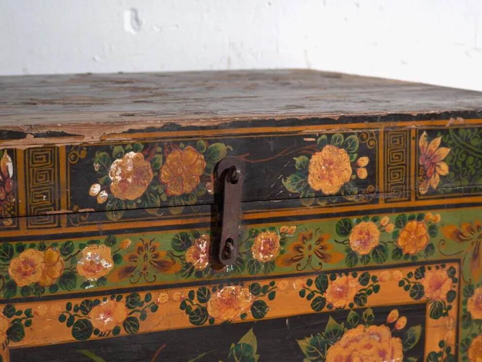 Coffre ancien peint en bois de pin – Chine, vers 1900