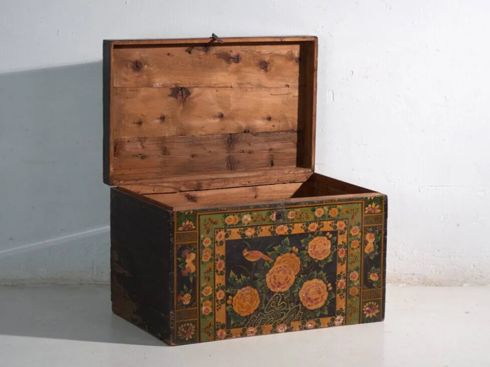 Coffre ancien peint en bois de pin – Chine, vers 1900