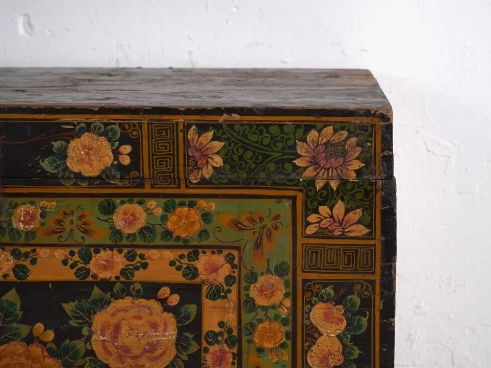 Coffre ancien peint en bois de pin – Chine, vers 1900