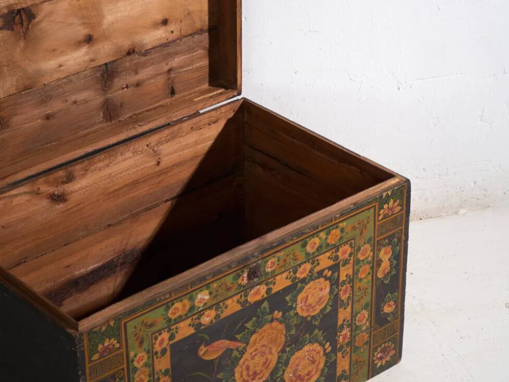 Coffre ancien peint en bois de pin – Chine, vers 1900