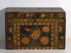 Coffre ancien peint en bois de pin – Chine, vers 1900