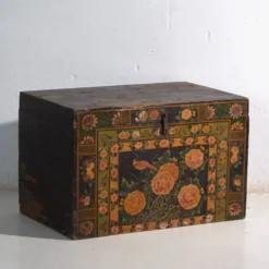 Coffre ancien peint en bois de pin – Chine, vers 1900