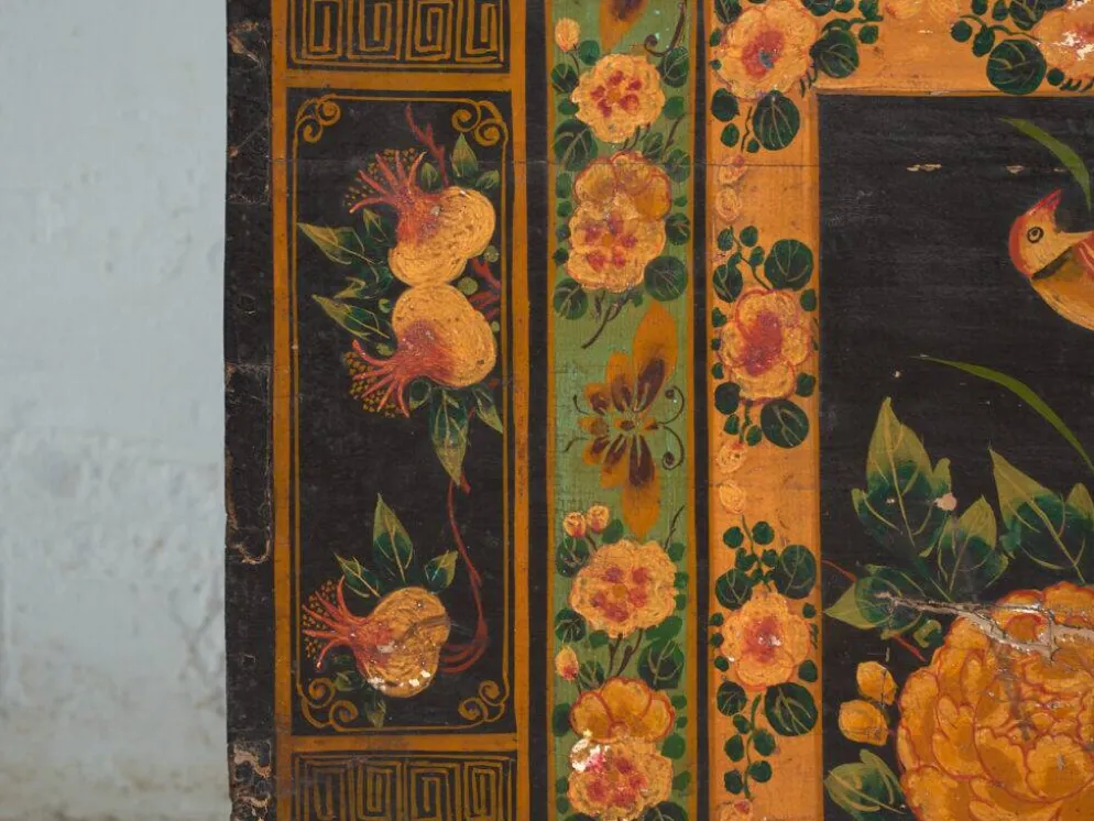 Coffre ancien peint en bois de pin – Chine, vers 1900