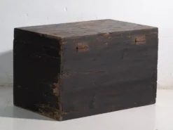 Coffre ancien peint en bois de pin – Chine, vers 1900