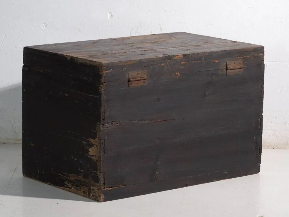 Coffre ancien peint en bois de pin – Chine, vers 1900