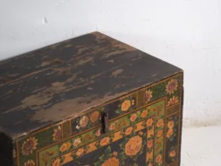 Coffre ancien peint en bois de pin – Chine, vers 1900