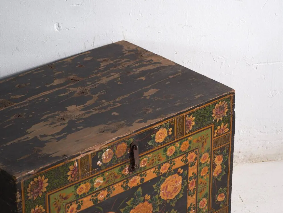 Coffre ancien peint en bois de pin – Chine, vers 1900