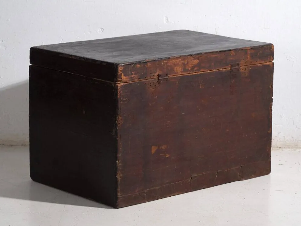 Coffre ancien peint en bois de pin – Chine, vers 1900