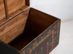 Coffre ancien peint en bois de pin – Chine, vers 1900