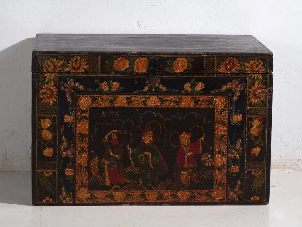 Coffre ancien peint en bois de pin – Chine, vers 1900
