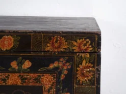 Coffre ancien peint en bois de pin – Chine, vers 1900