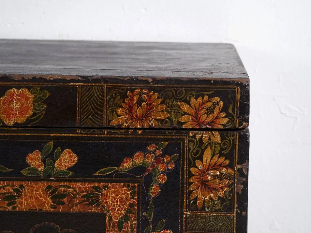 Coffre ancien peint en bois de pin – Chine, vers 1900