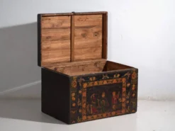 Coffre ancien peint en bois de pin – Chine, vers 1900
