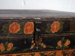 Coffre ancien peint en bois de pin – Chine, vers 1900