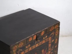 Coffre ancien peint en bois de pin – Chine, vers 1900