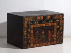 Coffre ancien peint en bois de pin – Chine, vers 1900
