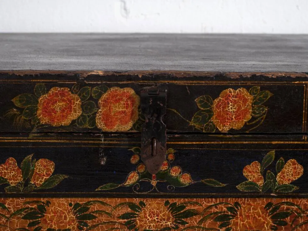 Coffre ancien peint en bois de pin – Chine, vers 1900