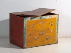 Coffre ancien peint en bois de pin – Chine, vers 1930