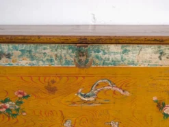 Coffre ancien peint en bois de pin – Chine, vers 1930