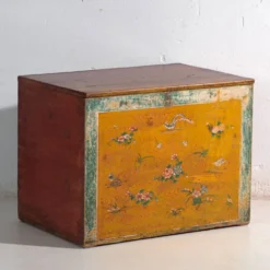 Coffre ancien peint en bois de pin – Chine, vers 1930