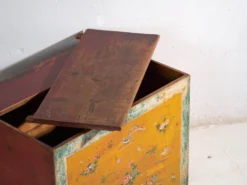 Coffre ancien peint en bois de pin – Chine, vers 1930