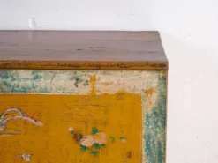Coffre ancien peint en bois de pin – Chine, vers 1930