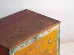 Coffre ancien peint en bois de pin – Chine, vers 1930