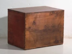 Coffre ancien peint en bois de pin – Chine, vers 1930
