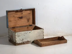 Coffre ancien peint en bois de pin – Pologne, vers 1930