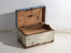 Coffre ancien peint en bois de pin – Pologne, vers 1930