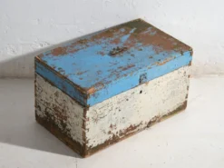 Coffre ancien peint en bois de pin – Pologne, vers 1930