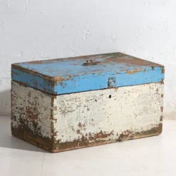 Coffre ancien peint en bois de pin – Pologne, vers 1930