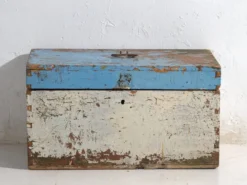 Coffre ancien peint en bois de pin – Pologne, vers 1930