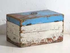 Coffre ancien peint en bois de pin – Pologne, vers 1930