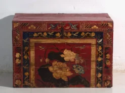 Coffre ancien peint rouge vermillon en bois de pin – Chine, vers 1900